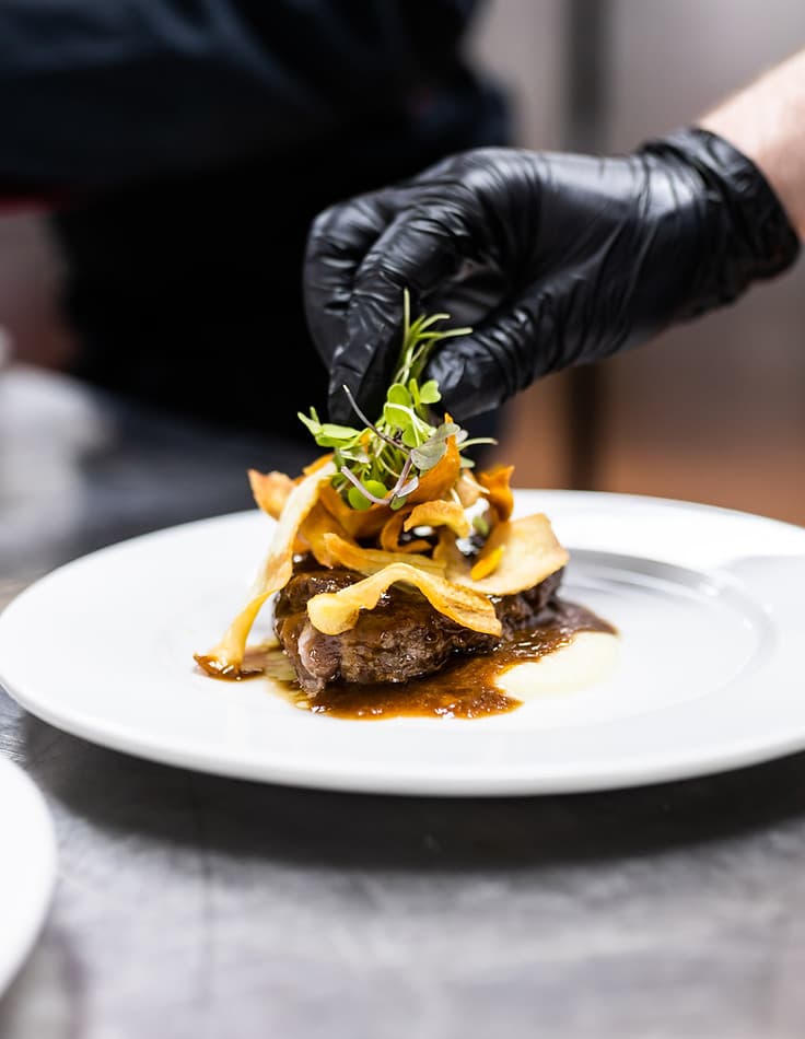 Elaboración gastronómica de un principal por el chef del catering Kook´s