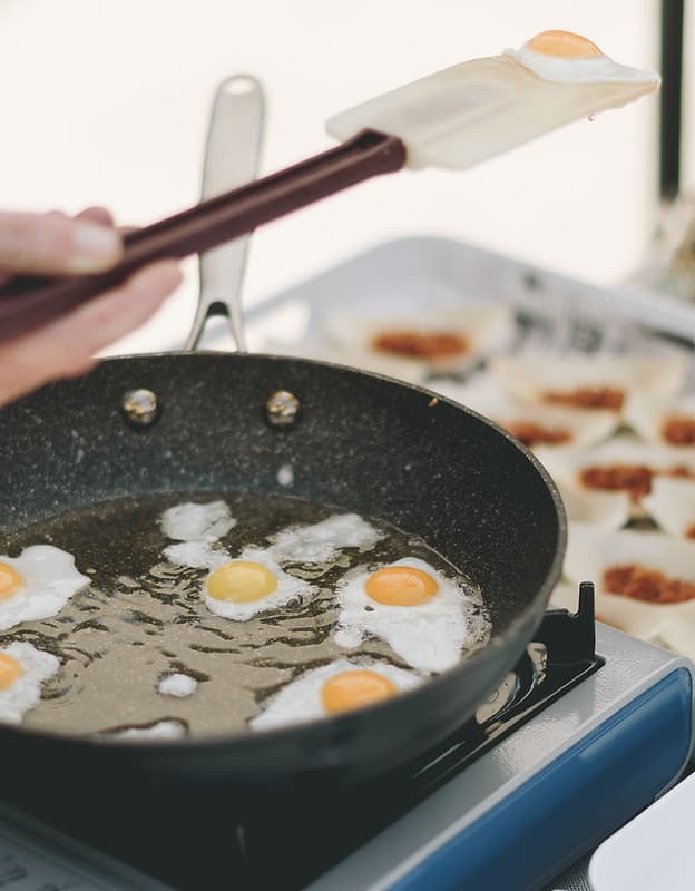 Showcooking de huevos en una boda por el catering de autor Kook´s