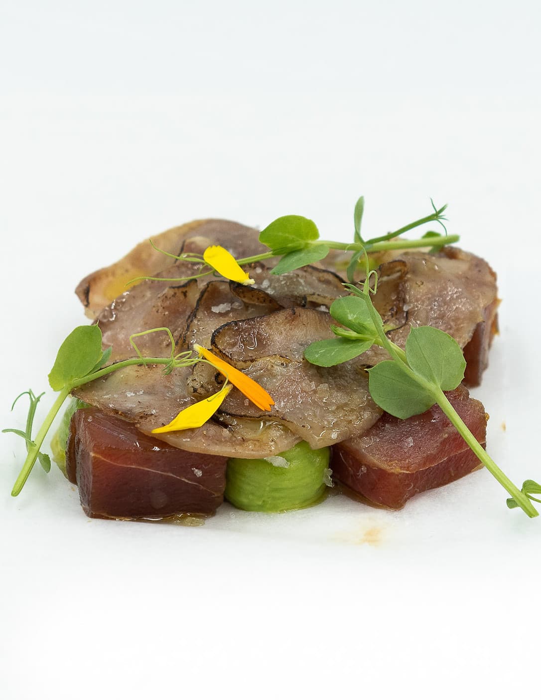 Careta de cerdo con aguacate y atún, plato del catering para bodas Kook´s